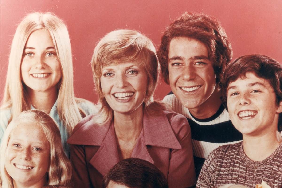 live5digital's tweet photo. 'Brady Bunch' Mom Florence Henderson Dies at 82 https://t.co/AiFGk1gASW https://t.co/f6zZEJ0RwG