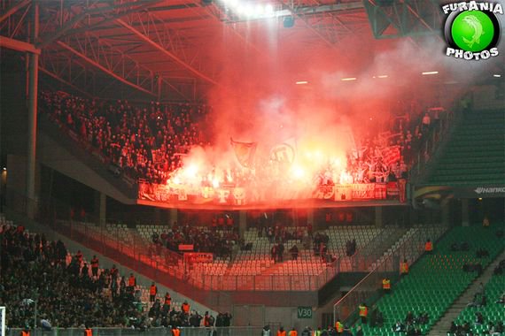FasziFankurve's tweet photo. Die Pyroshow der #Mainz05 #Ultras gestern in #SainteEtienne war auch eine Botschaft an den eigenen Verein: #ASSEM05 https://t.co/yRHn33TvR4 https://t.co/OHvr0SEPzB