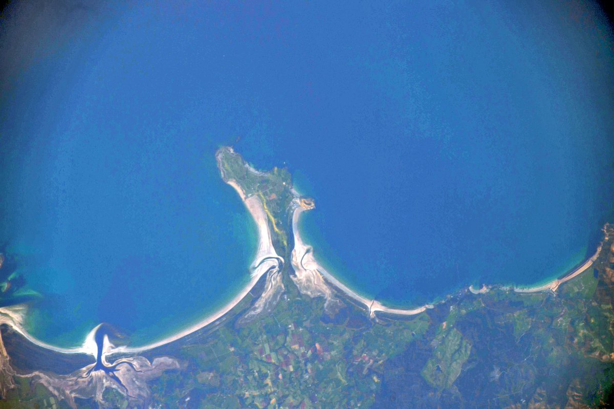 PC0101's tweet photo. Duck Bay, Tasmania, from #ISS, Nov. 16, 400-mm @eugeniafessia @rocketman528 @ClaireHickey22 @1archie_a @AstridRory @SussanSays https://t.co/YFt4e7BdHr