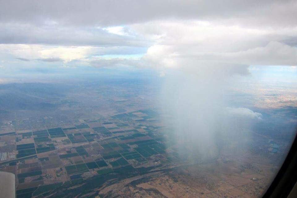 A_Al2bdullah1's tweet photo. السحابه وهيّ تمطر من نافذة الطائرة 😍🌧 : https://t.co/YxqgPDfx74