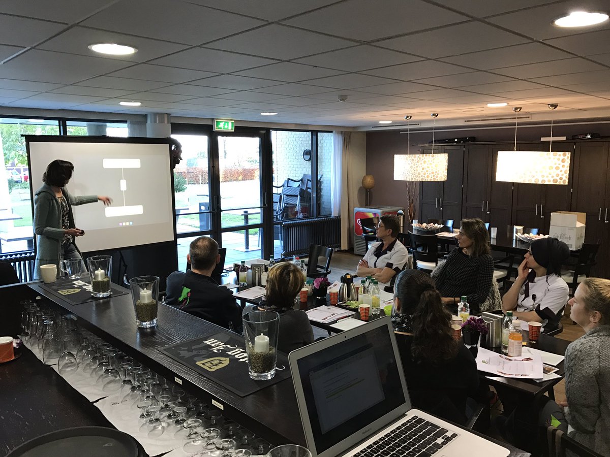 jeffdadema's tweet image. Trots op Hetty en Annabel, de interne trainers bij @ParkZuiderhout. Wat doen ze het weer goed! Training Gastheerschap #observeren #coaching