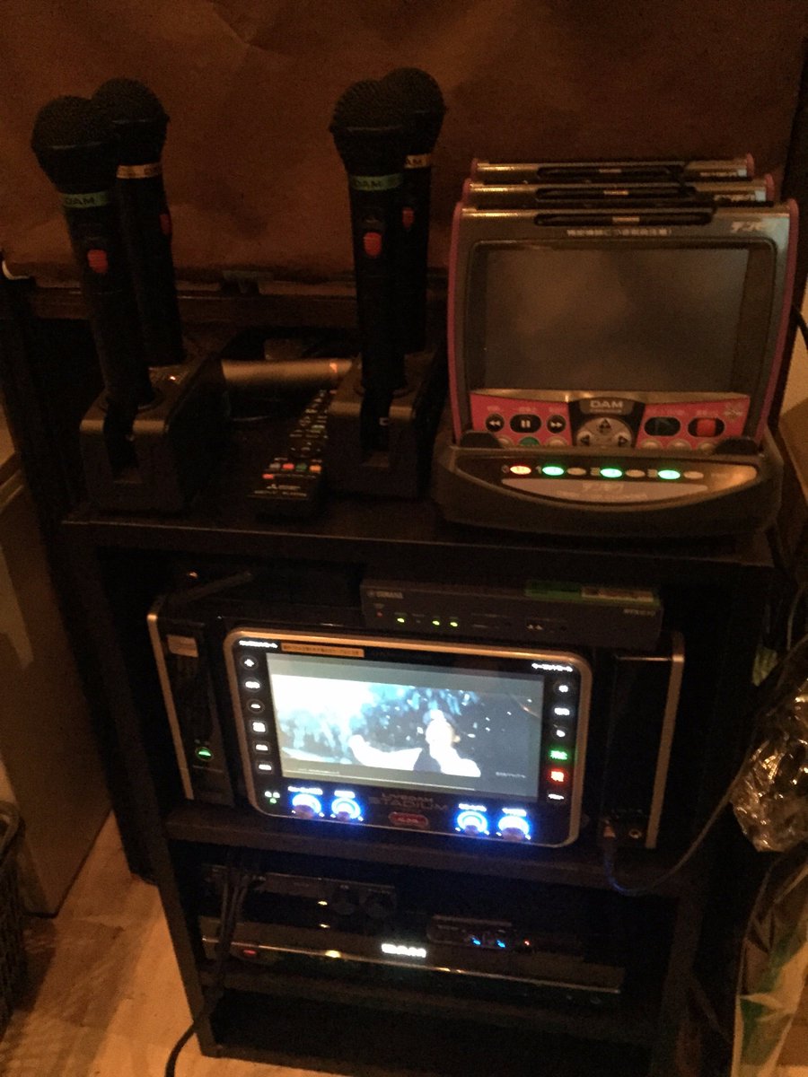 カラオケbar ぜろ 神戸 V Twitter 昨日持ってきた互換機が壊れたらしくゲーム途中でバグるように レトロゲームショップで互換機やニューファミコンを見てきましたが中古でも高いですね w ハッ うちはカラオケbar だった ゲームはおまけです カラオケbar ぜ