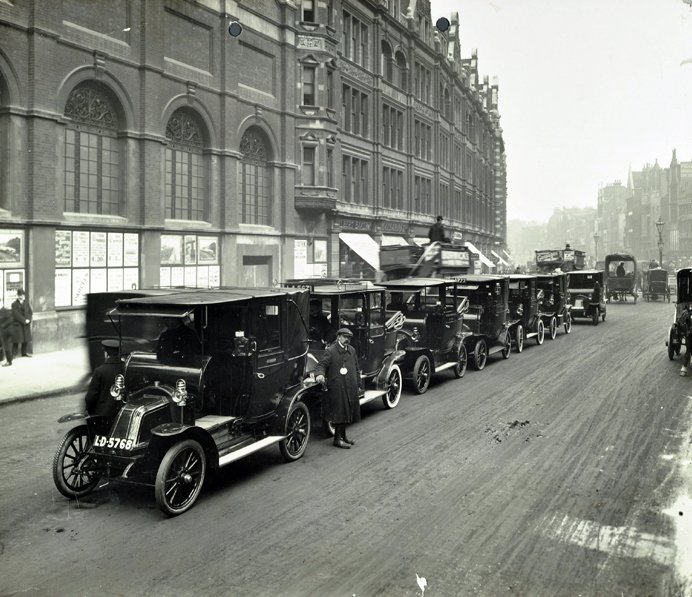 TheLdnArchives's tweet photo. #Cab rank in Bishopsgate, 1912 #autoarchives #explorearchives https://t.co/zJNotjmEph