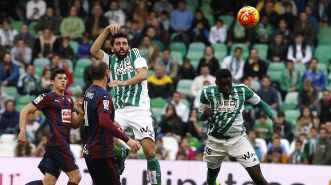 TheLocalBanus's tweet image. Live Spanish BBVA La Liga Football @TheLocalBanus ⚽️

Eibar V Real Betis 
19:45

2 for 1 on draught beers, selected wines &amp;amp; spirits 7pm-9pm