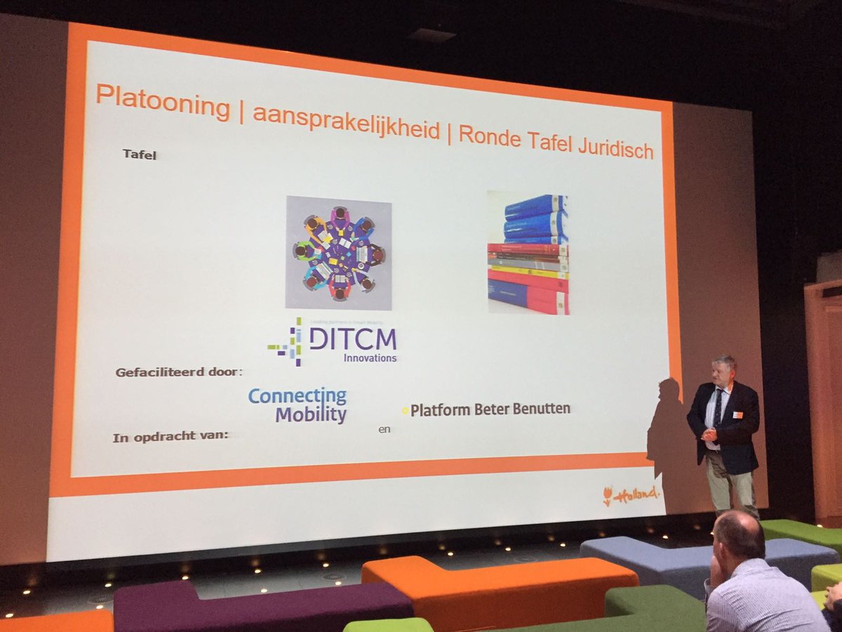 Hans van Douwe presenteert over Real Life Platooning en wat dat betekent voor aansprakelijkheid. #smartmobility #CITS