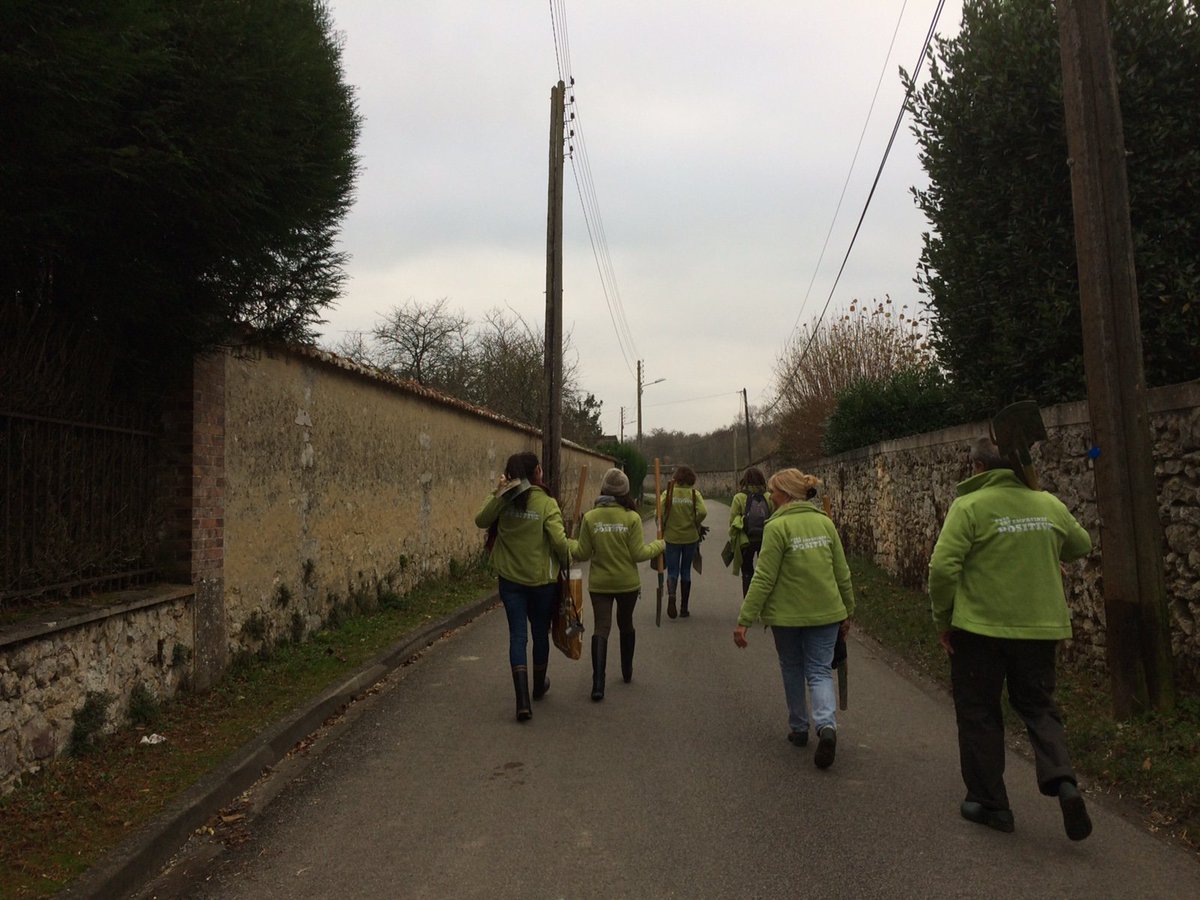 FondationYR's tweet photo. Bien arrivés à Chevry-en-Sereine, c'est parti pour les #plantingdays
L'objectif : planter une haie champêtre le long d’une école communale! https://t.co/4bhIVfy1ZA