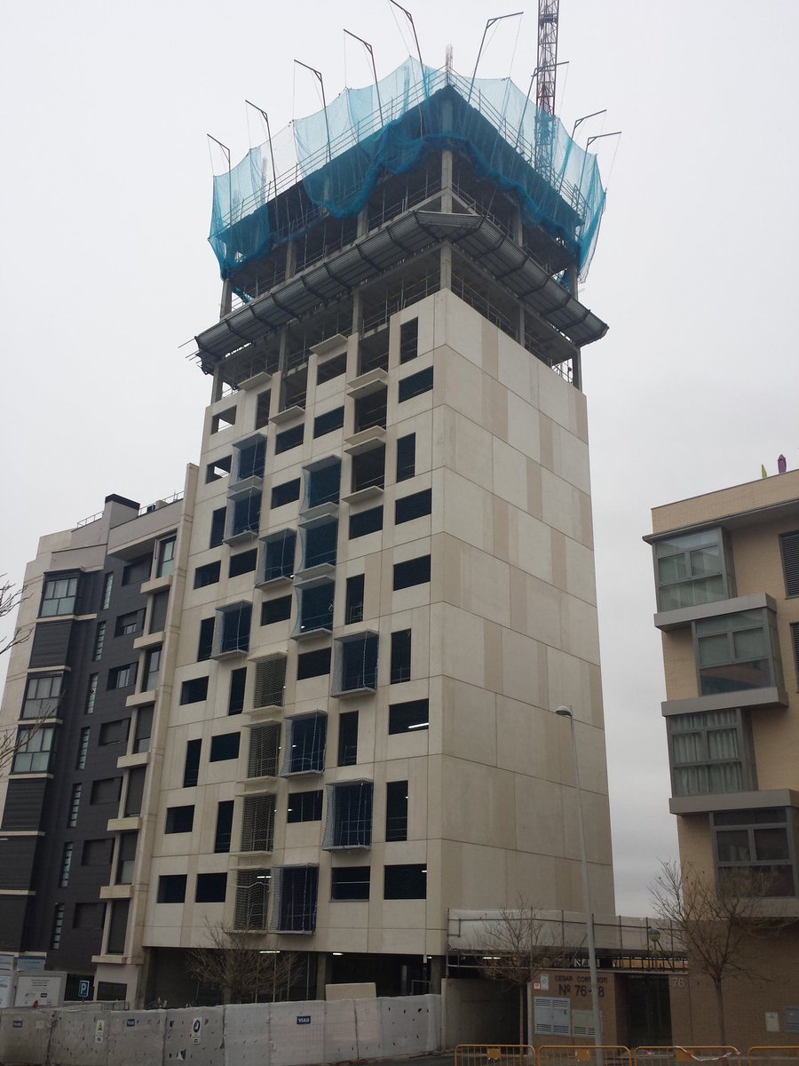 Seguimos con el proceso constructivo.
Paneles Prefabricados de fachada 80 % montados.