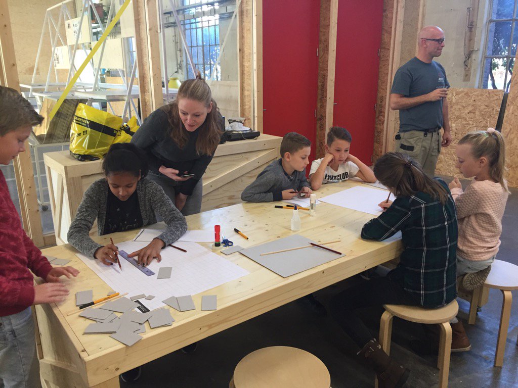 Architect Karin Hendriks <a href="/KHAtweets/">Karin Hendriks</a> <a href="/Bouwatelier013/">Willem</a> organiseren een <a href="/scapetownNL/">Scapetown</a> inspiratiesessie in <a href="/ontdekstation/">Het Ontdekstation</a>