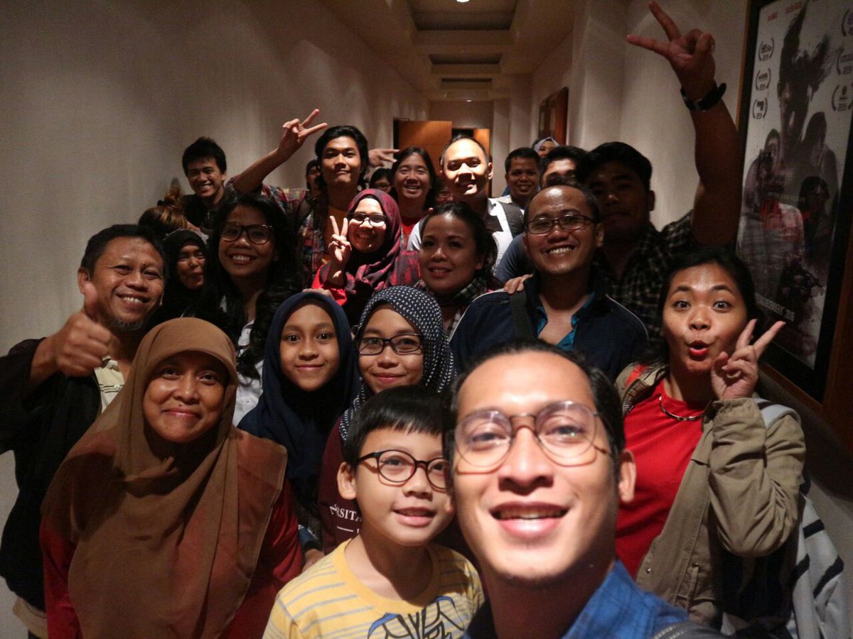 Ayah_BLovers's tweet photo. Meriah .... nobar film #IBU @ XXI Blok M Square. #ber4 @adefirmanhakim. Sampai jumpa di film berikutnya ....... https://t.co/K9myEqCuvK