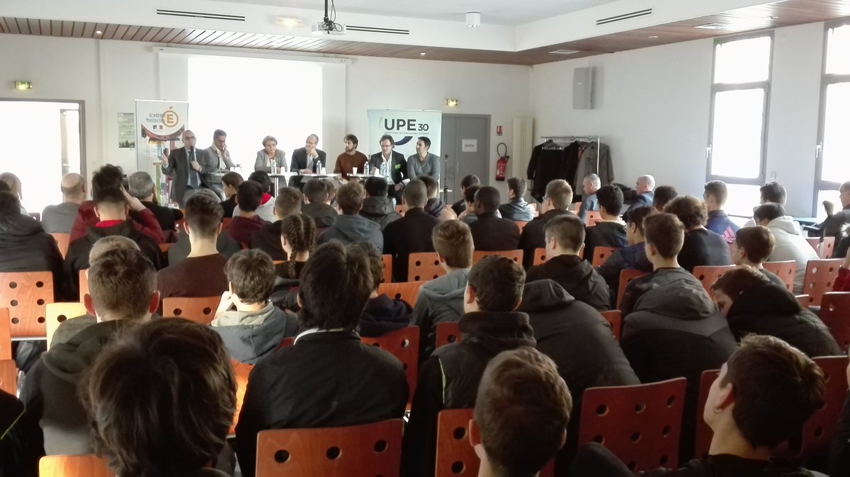 UPE30's tweet photo. L'UPE30 à la rencontre des lycéens ! #SEE2016 #numerique https://t.co/25jWJD10Ma