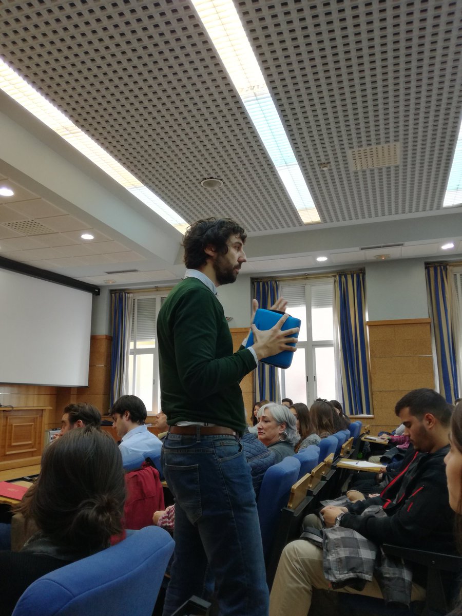 AulaMagna's tweet photo. Derroche de originalidad en #GlobalKnowledgeUGR @foroUSAES sustituimos el micro por un Talk Box  🎤 https://t.co/DVouSl1AX1