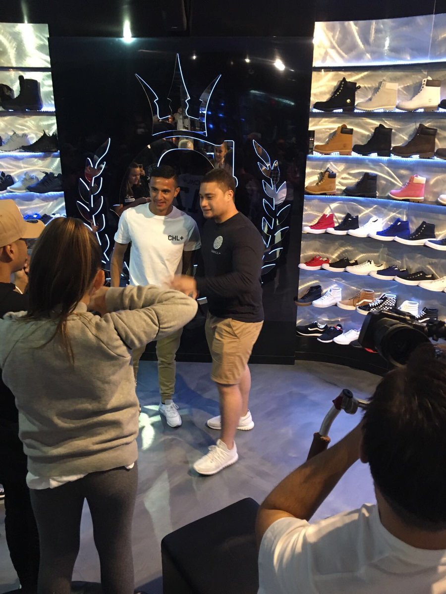 Tim_Cahill's tweet photo. The crew @shanedelia @seanfreestyle @MBontempelli4 #JasonJ @Culturekings for my @CAHILLplus event. Big thank you to everyone 🔥🔥🙌🏽🙌🏽 https://t.co/zJ5l4hIxRi