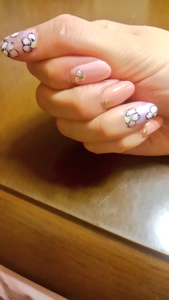 CskVvvvv's tweet photo. ネイル🌼
花柄に挑戦してみた😋 https://t.co/x6jdve5UGS