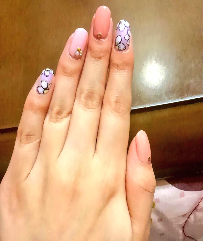 CskVvvvv's tweet photo. ネイル🌼
花柄に挑戦してみた😋 https://t.co/x6jdve5UGS