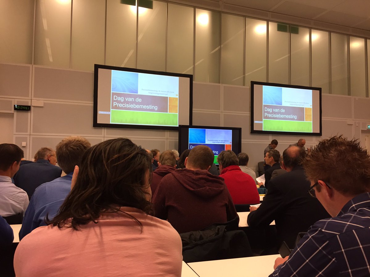 henkdevlieger's tweet photo. Collega Randy Wilbrink geeft een pitch over TT+ op de dag van de precisiebemesting. #innovatie #smartfertilization @iperen_nl https://t.co/Y4WXqWBPQh