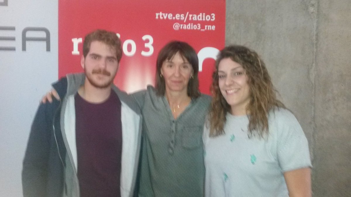 easd_tfe's tweet photo. Nuestra alumna @nazarepicos en @HET2_Radio3 Hablando sobre estudiar diseño #LDL2016 @TFDesignWeek @teatenerife https://t.co/X8j66jSKuC