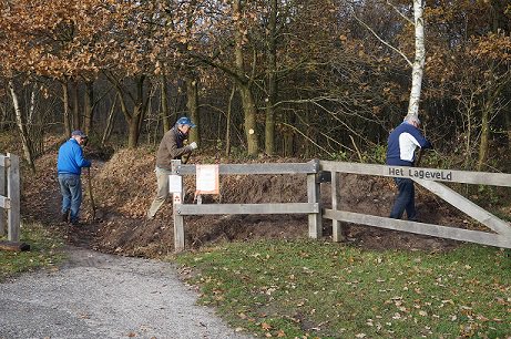 Vrijwilligers onderhouden en verbeteren #rode #MTB-route #Wierden en #gele #trainingstrack op Het #Lageveld bit.ly/2fLPwRq