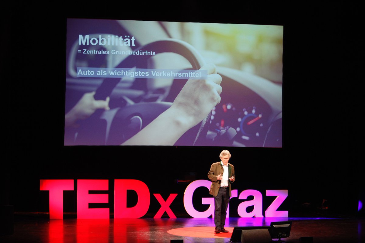 Wer steuert das Fahrzeug für morgen?
Willkommen auf der Bühne Dr. Jost Bernasch von dem Kompetenzzentrum: "Das Virtuelle Fahrzeug" #tedxgraz