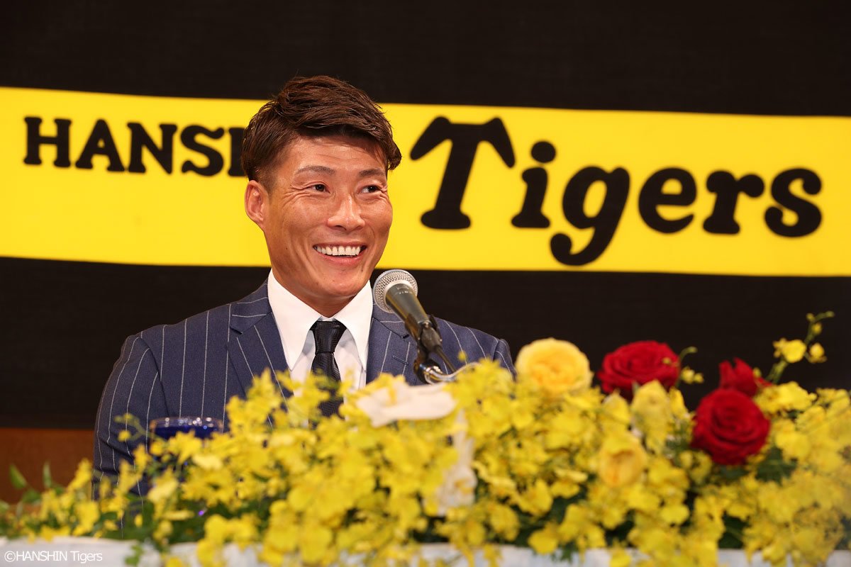 TigersDreamlink's tweet photo. 25日(金)、大阪市内のホテルにて、先日入団が決まりました糸井嘉男選手と正式に契約を行い、その後入団会見を行いました。背番号は「7」番に決定しました。
https://t.co/R7rhYm9euf https://t.co/KWD87t2zZE