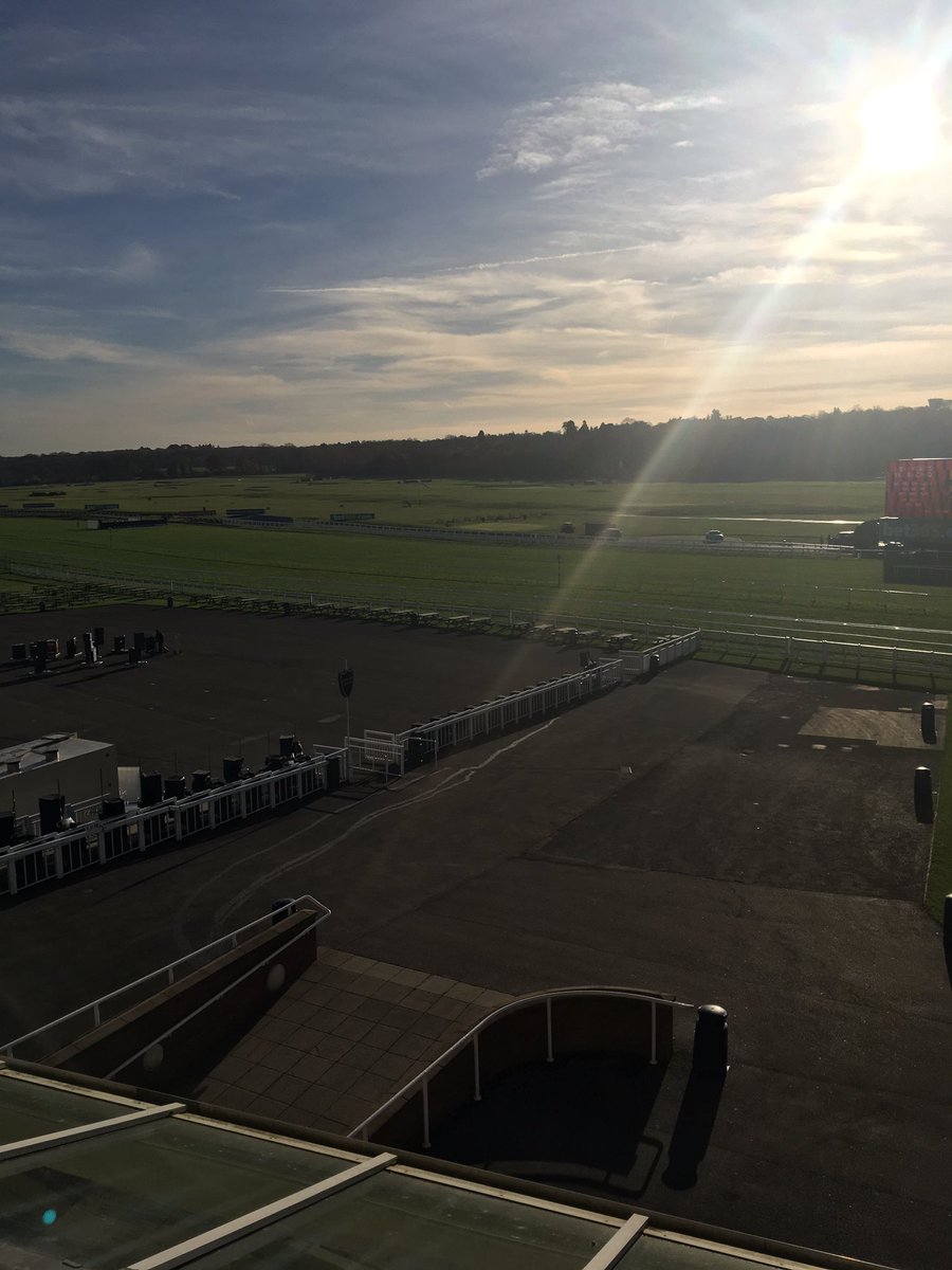 damiensharpe's tweet photo. Looking forward to Newbury races today! https://t.co/beUuRqRIzm