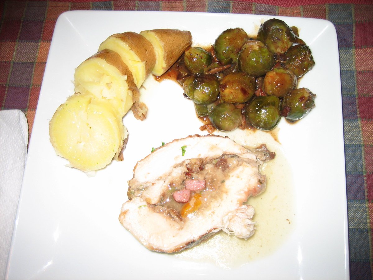 forcefemmeme's tweet photo. @NikkiCruzXX -Boneless Turkey Breast w/Sausage &amp; Cherry Stuffing, White Sweet Potato, Brussell Sprouts w/Bacon, Dates &amp; BalsmicVinegar. https://t.co/RJZvBIBo7d