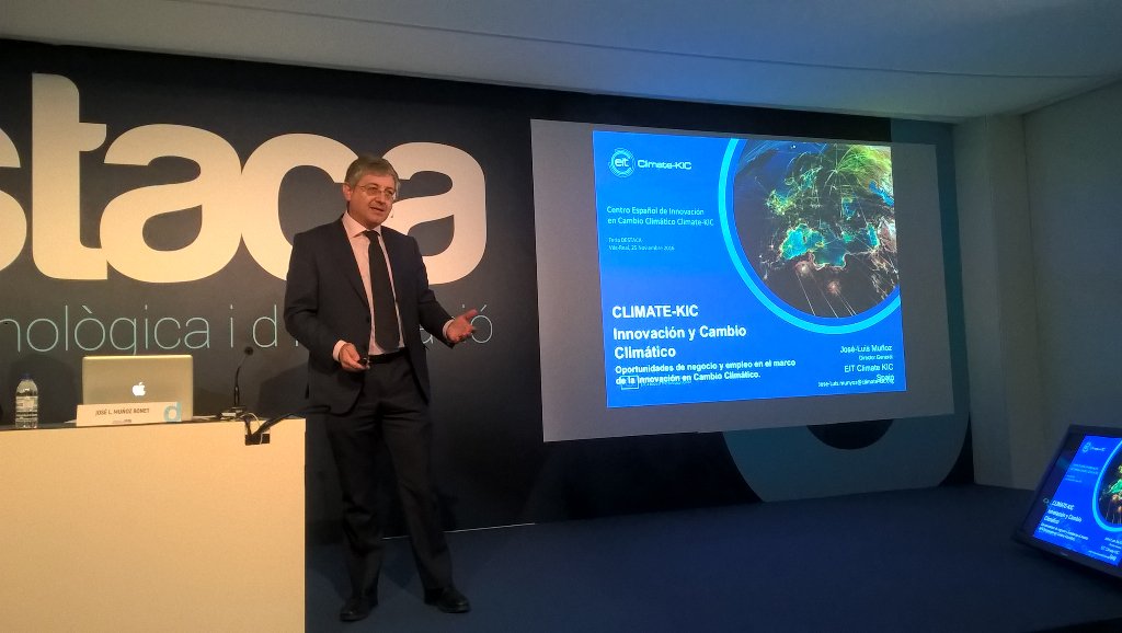 ClimateKICspain's tweet photo. Explicando la labor integradora en innovación por la lucha #cambio climático #Climate-KIC #Destaca2016 con JL Muñoz https://t.co/Vx0IEA2LUM