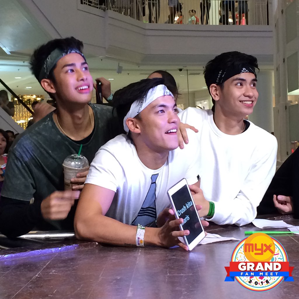 myxglobal's tweet photo. Ito si VJ @alexandermcdizz guys habang pinapanood niya si @MissMarisRacal on stage 💙 #MYXGrandFanMeet #CrushKitaMaris https://t.co/dIbCBaHeA5