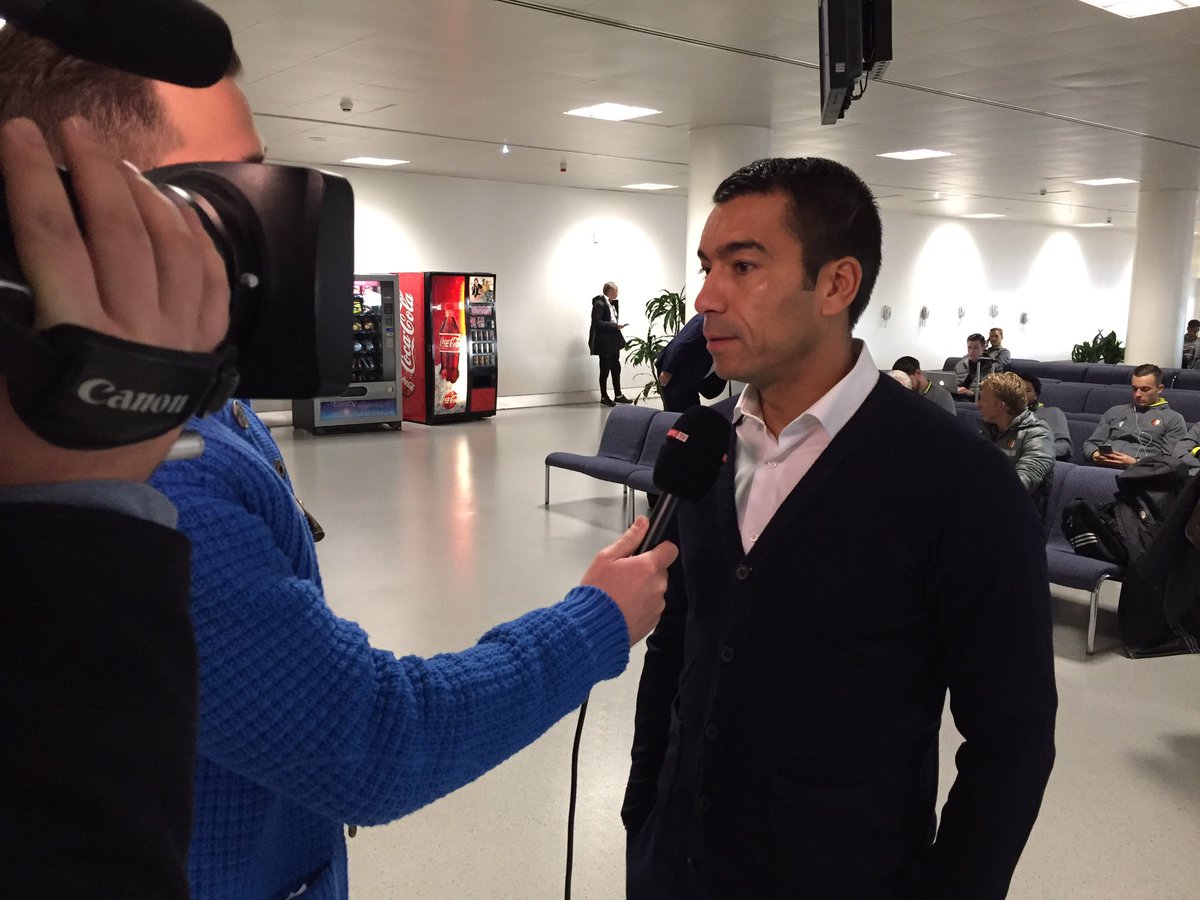 Feyenoord's tweet photo. Tijdens de wedstrijd gaf United-trainer José Mourinho een compliment voor de steun van het legioen, vertelt Van Bronckhorst hier.
#MUFCFEY https://t.co/CwJiQAZ3hV