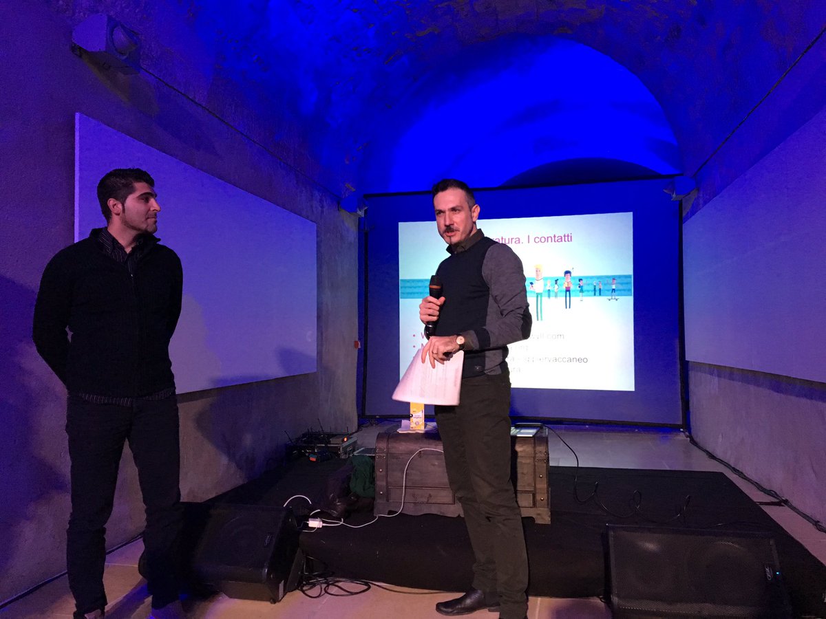 giorgia_mameli's tweet photo. @piervaccaneo con la valletta/ Tronista sardo @SimonePaderi ahah qui a #pazzaidea16 iniziamo a giocare con la letteratura 😉👌🏻 https://t.co/ckCYgGgTif
