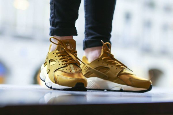 Itzfitzjames's tweet photo. ( SALE ) GOLD AIR HUARACHES $ 110.00 https://t.co/cfafFq2ImP Use code RAY for 10% off discount https://t.co/zaeEz1qzMw