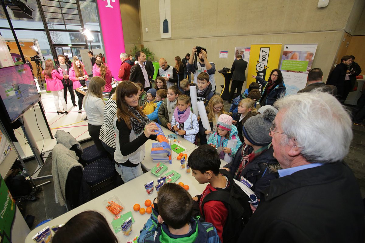 FoBiD18's tweet photo. Weitere Eindrücke der Ausstellung im Rahmen von "Digitale Bildung für alle!" am 16.11.2016 auf dem Campus der Uni Saar. #itg16 #digibil https://t.co/Wl8uWPoIDw