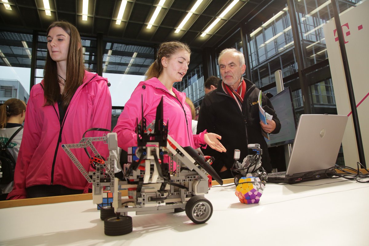 FoBiD18's tweet photo. Weitere Eindrücke der Ausstellung im Rahmen von "Digitale Bildung für alle!" am 16.11.2016 auf dem Campus der Uni Saar. #itg16 #digibil https://t.co/Wl8uWPoIDw
