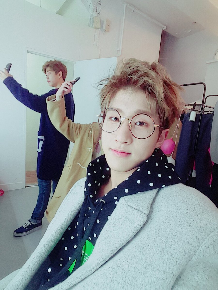 offclASTRO's tweet photo. 오늘 날씨가 너무춥네용~ ㅠㅠ
따띠하게 입구다뇨 울애기들~
#아스트로 #아로하 #진진 #안경 #다음은 #누굴까 https://t.co/y8Om08Ti3I