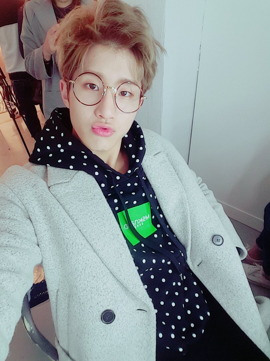 offclASTRO's tweet photo. 오늘 날씨가 너무춥네용~ ㅠㅠ
따띠하게 입구다뇨 울애기들~
#아스트로 #아로하 #진진 #안경 #다음은 #누굴까 https://t.co/y8Om08Ti3I