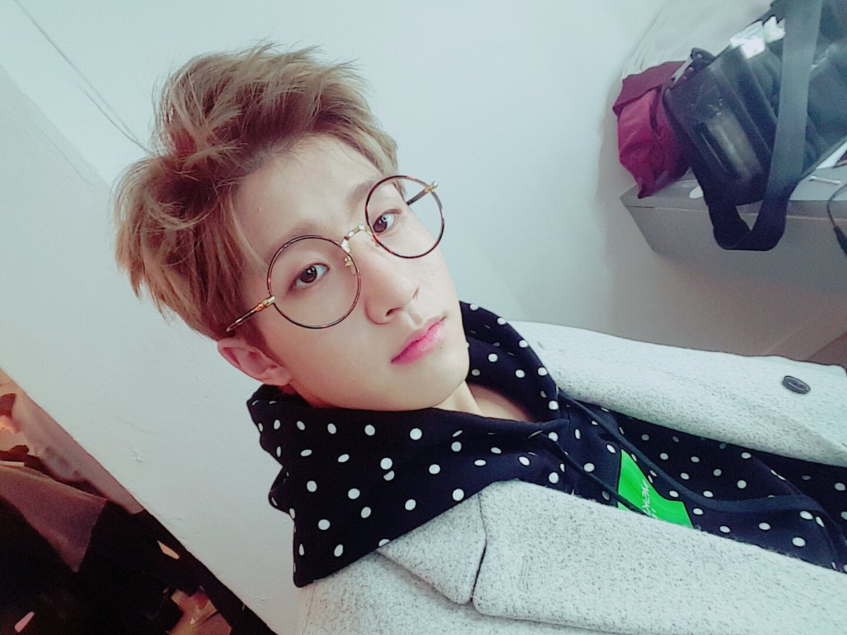 offclASTRO's tweet photo. 오늘 날씨가 너무춥네용~ ㅠㅠ
따띠하게 입구다뇨 울애기들~
#아스트로 #아로하 #진진 #안경 #다음은 #누굴까 https://t.co/y8Om08Ti3I
