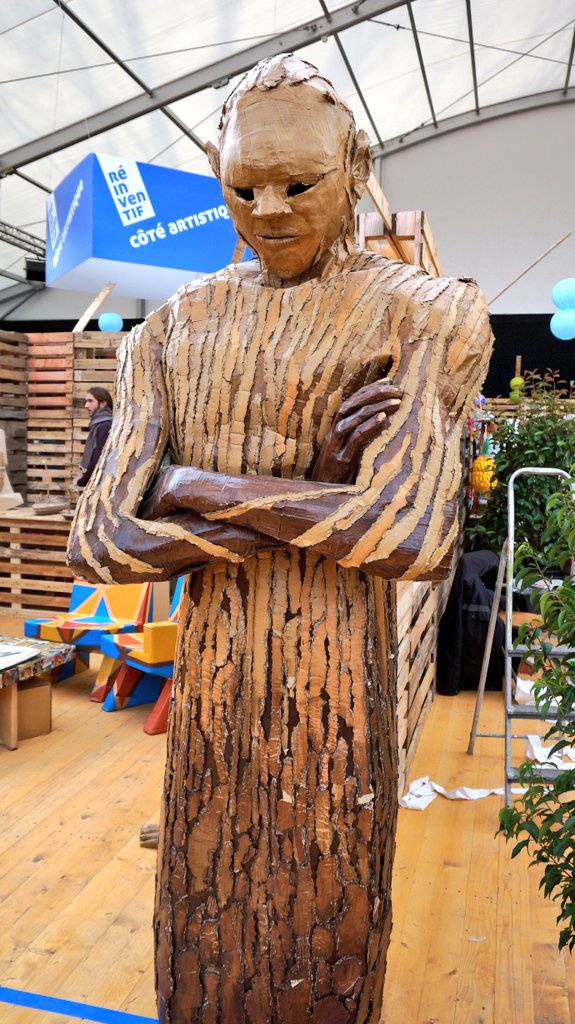 LeHavreMetro's tweet photo. De magnifiques réalisations artistiques à partir d'objets récupérés 😍 à découvrir au salon #réinventif #LeHavre #réemploi #recyclage https://t.co/lTOILHFvh3