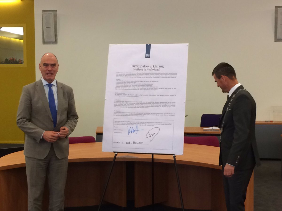 vanHoutenenco's tweet photo. Burgemeester en wethouder #Houten, vrijwilligers en beroepskrachten #vanhoutenenco ondertekenen eveneens de participatieverklaring https://t.co/7DYWobelJ6
