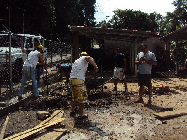 homeropintor1's tweet photo. #ViemaMoraConstruye #Bioconstrución Con Inteduca hoy seguimos construyendo bastidores y nivelando terreno para el patio https://t.co/Sy8F7RuwL7
