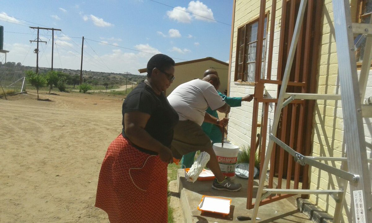 DOCKDAsa's tweet photo. #16DaysofActivism# DOCKDA team &amp; community volunteers setting up new Safe House https://t.co/Lo8skG1uOg