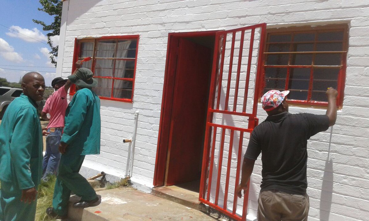 DOCKDAsa's tweet photo. #16DaysofActivism# DOCKDA team &amp; community volunteers setting up new Safe House https://t.co/Lo8skG1uOg