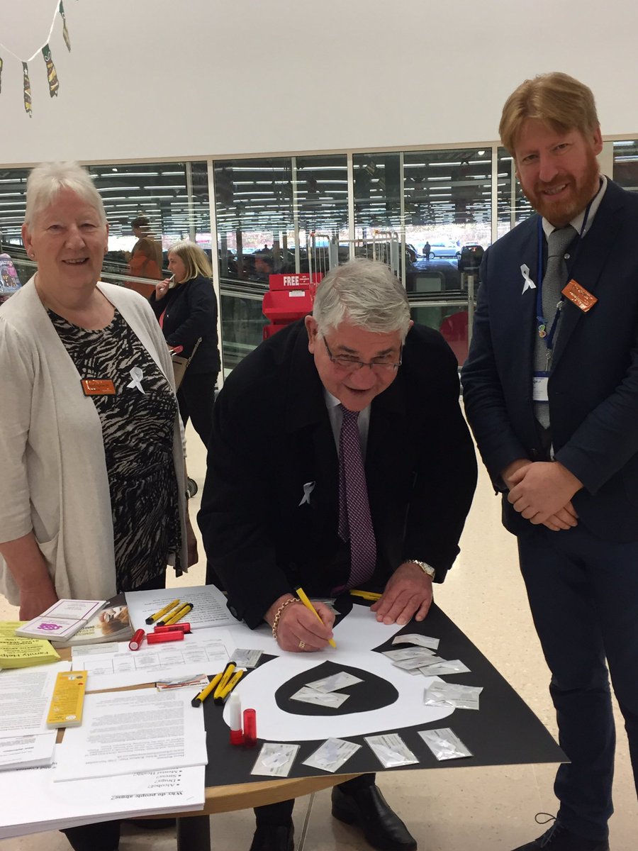 joingoodfriends's tweet photo. White Ribbon day with @DurhamPCC pledge @AgeUKDarlington https://t.co/xBHAjq3qdh