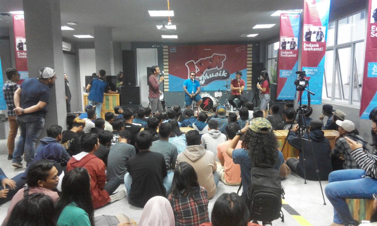 LOOP_ID's tweet photo. Loopers! Sekarang @endanksoekamti udah di @LoopStation_YK nih buat seru-seruan #LOOPMusik bareng Looper Yogya! Yuk pantengin terus TL kita https://t.co/sYZyRcdl8i