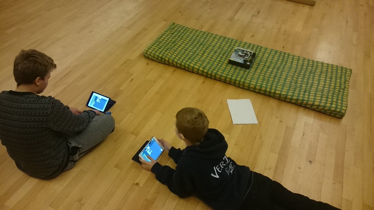 HRarson's tweet image. Nú skal forrita dróna #Parrot#Lýsuhólsskóli