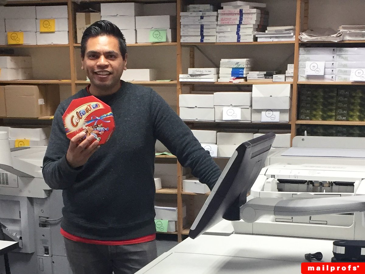 MailprofsTweets's tweet photo. We feliciteren Reinaldo met zijn vaste baan als facilitair medewerker! Jammer dat je moet gaan, maar we wensen je veel succes! https://t.co/HS8wUWfccu