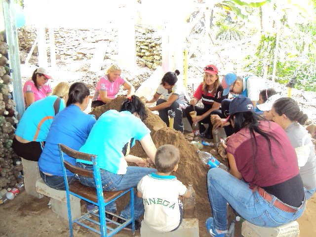 homeropintor1's tweet photo. #VielmaMoraConstruye #Biocosntrucción Hoy llegamos a los 3000 ecobloques en la Escuela Ecológica Felipe Zambrano, gracias Maestros y niños https://t.co/oKh7Q4gR4U