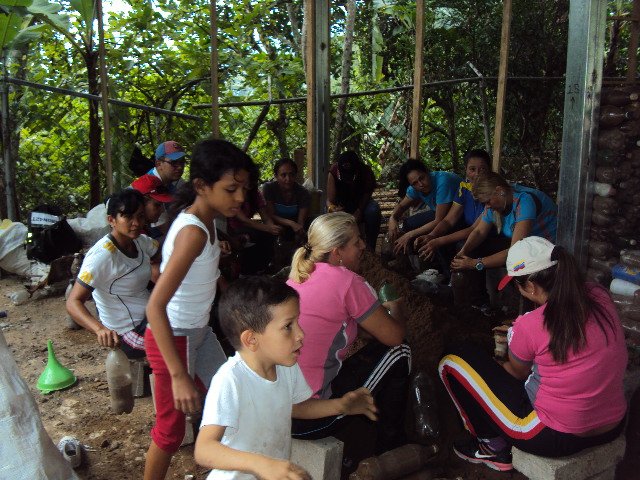 homeropintor1's tweet photo. #VielmaMoraConstruye #Biocosntrucción Hoy llegamos a los 3000 ecobloques en la Escuela Ecológica Felipe Zambrano, gracias Maestros y niños https://t.co/oKh7Q4gR4U