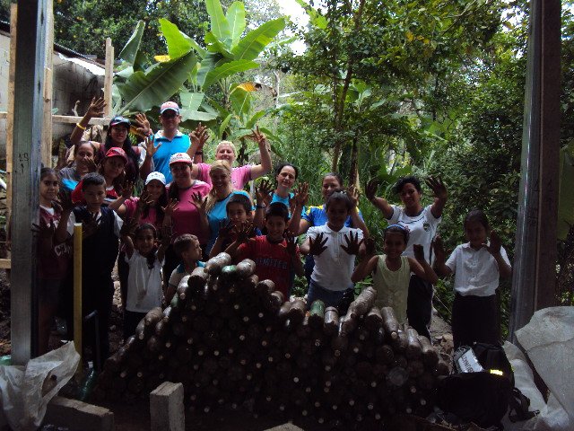 homeropintor1's tweet photo. #VielmaMoraConstruye #Biocosntrucción Hoy llegamos a los 3000 ecobloques en la Escuela Ecológica Felipe Zambrano, gracias Maestros y niños https://t.co/oKh7Q4gR4U
