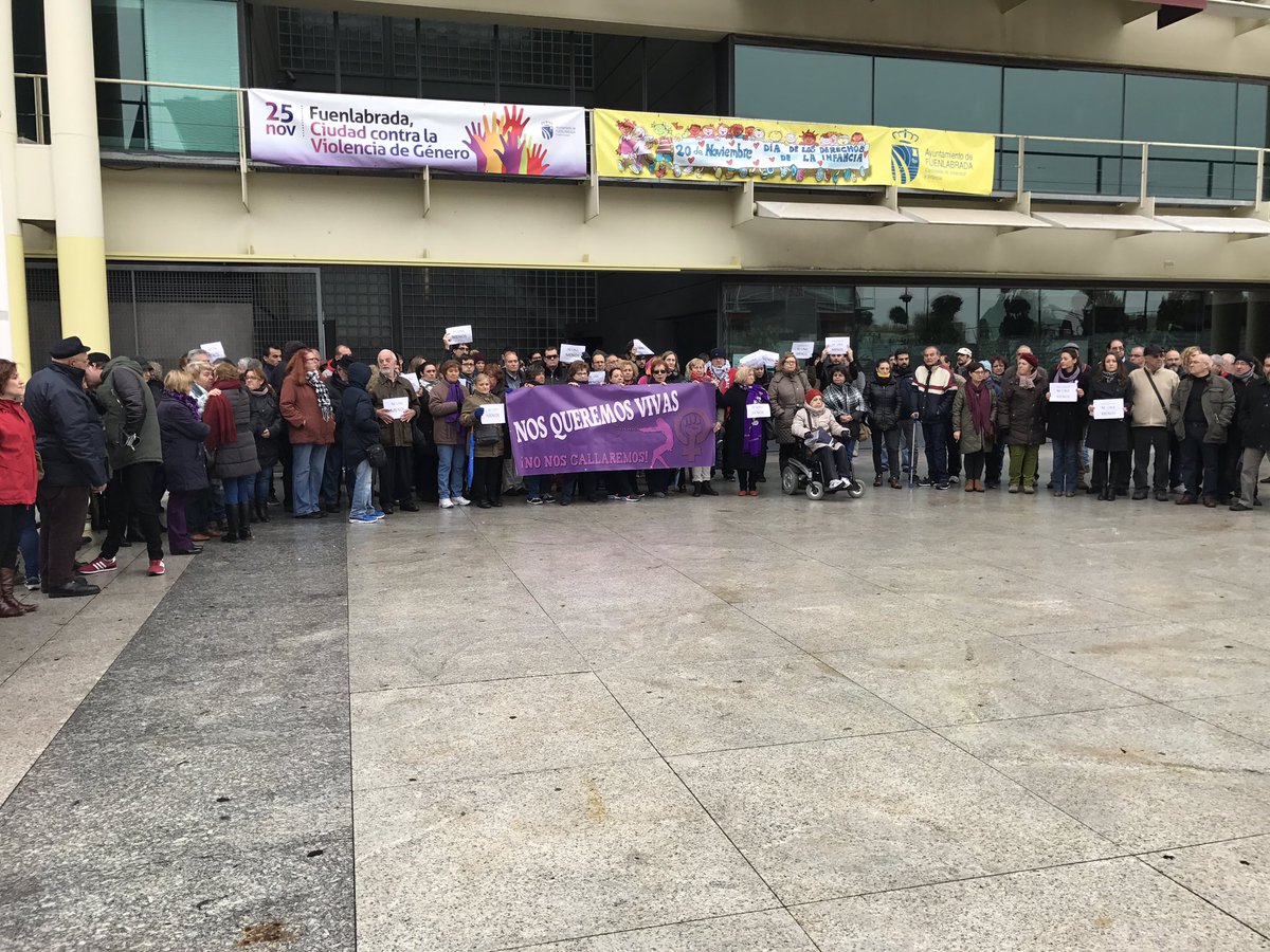 OndaFuenlabrada's tweet photo. #Fuenlabrada dice "no" a la violencia hacia las mujeres. Varias asociaciones se concentran frente al @AytoFuenlabrada https://t.co/B99ARUGrtZ