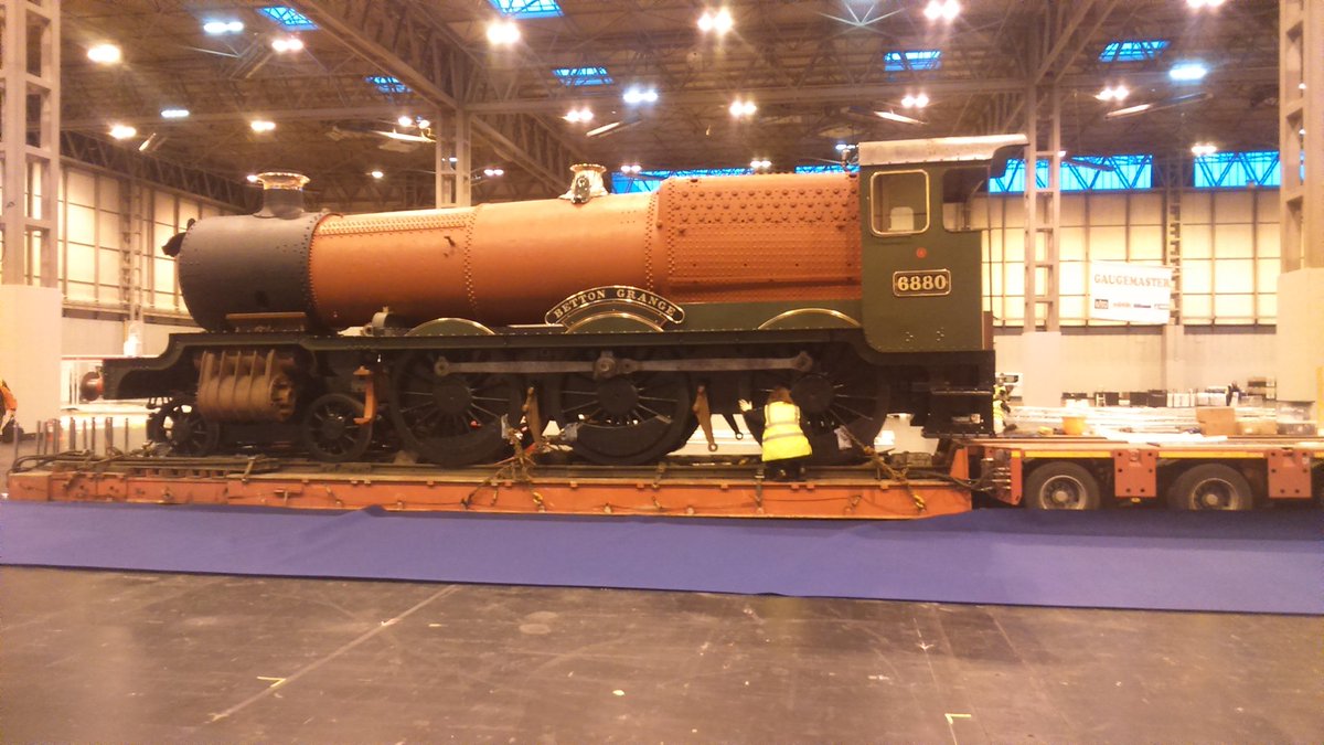 ArcadeEx's tweet photo. The train now standing in hall 5 doesn't appear to be going anytime soon! #warleyshow #nec https://t.co/s6YzAePHEV