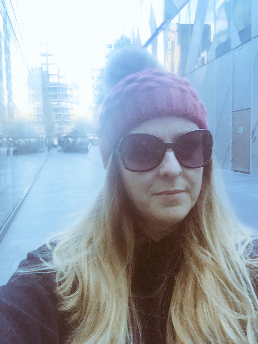 Rocking <a href="/makersmarketmcr/">The Makers Market</a> chic Massive thanks to <a href="/BakedWithLove_M/">BakedWithLove_MCR</a> <a href="/okaycokey/">okaycokey</a> for helping unload the car while nasty parking man was hovering!